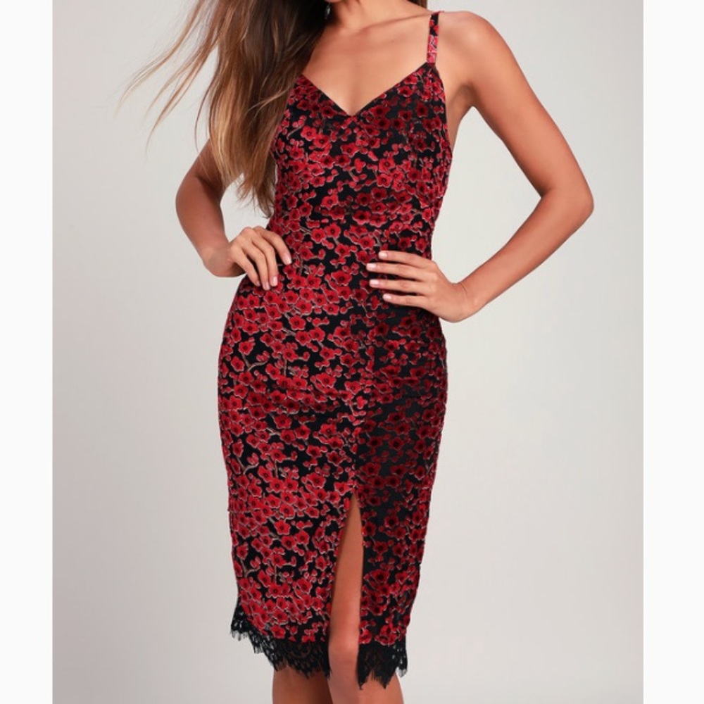 Lulu’s Floral Velvet Midi Dress